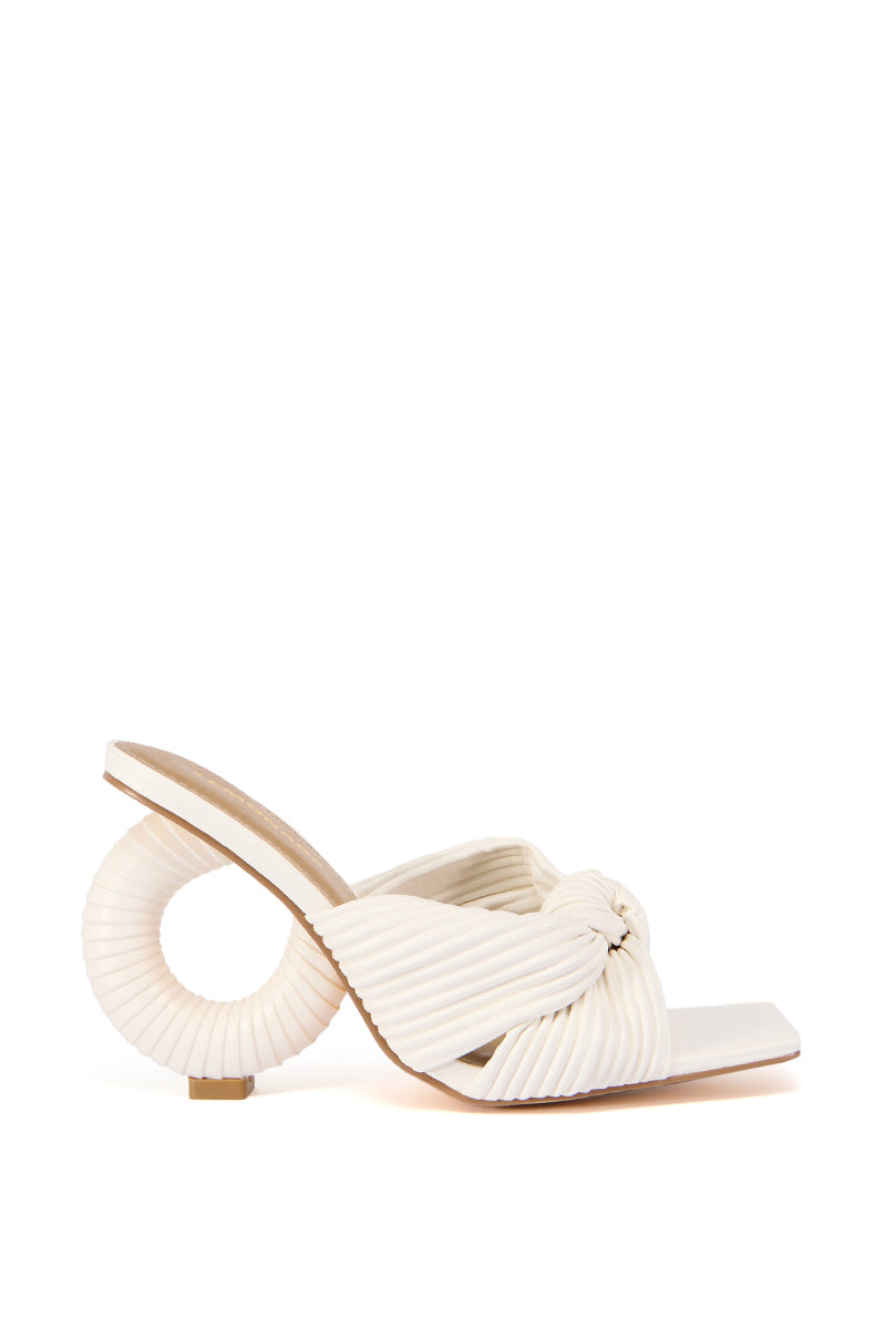 THE HAMPTONS WHITE ROUND HEEL SANDAL