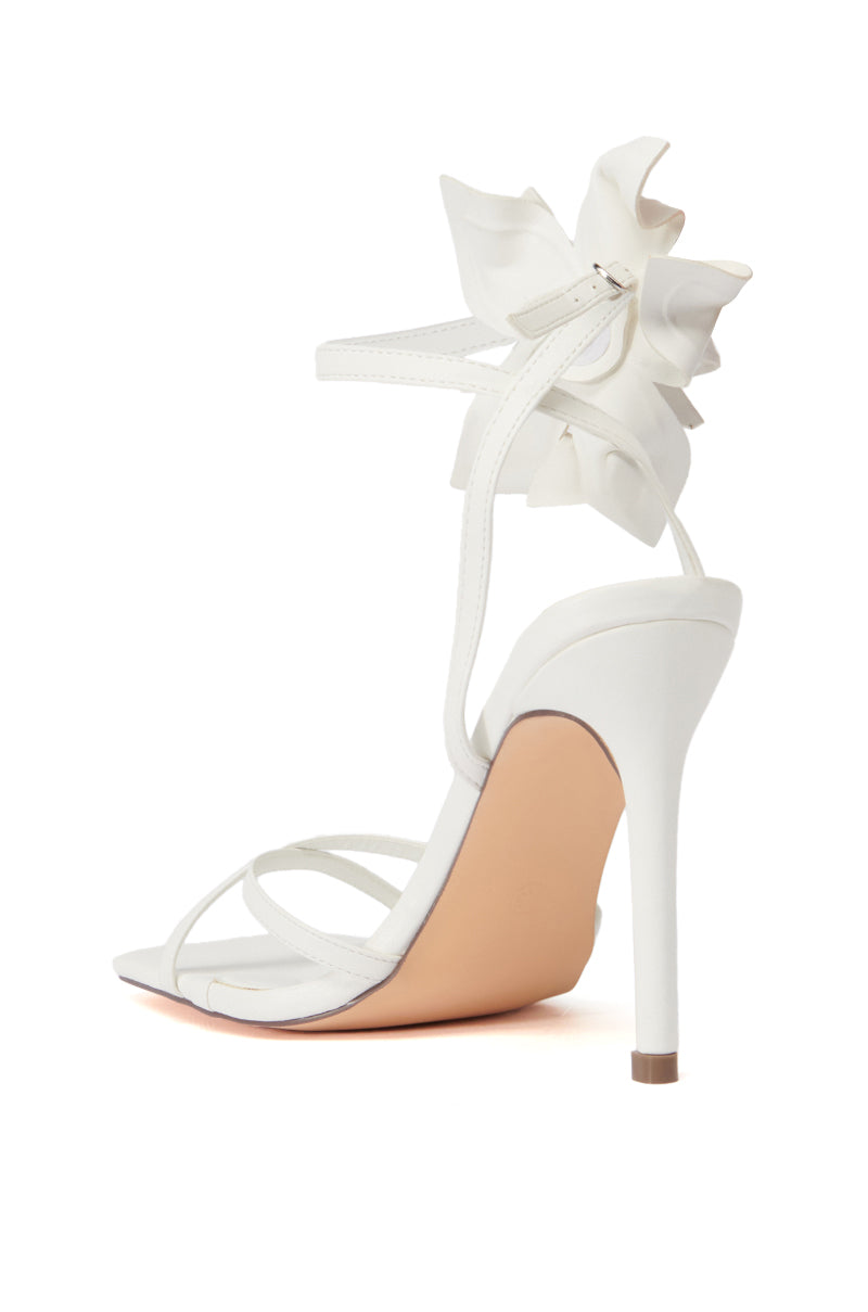 AZALEA WANG YANCEY WHITE FLOWER SANDAL