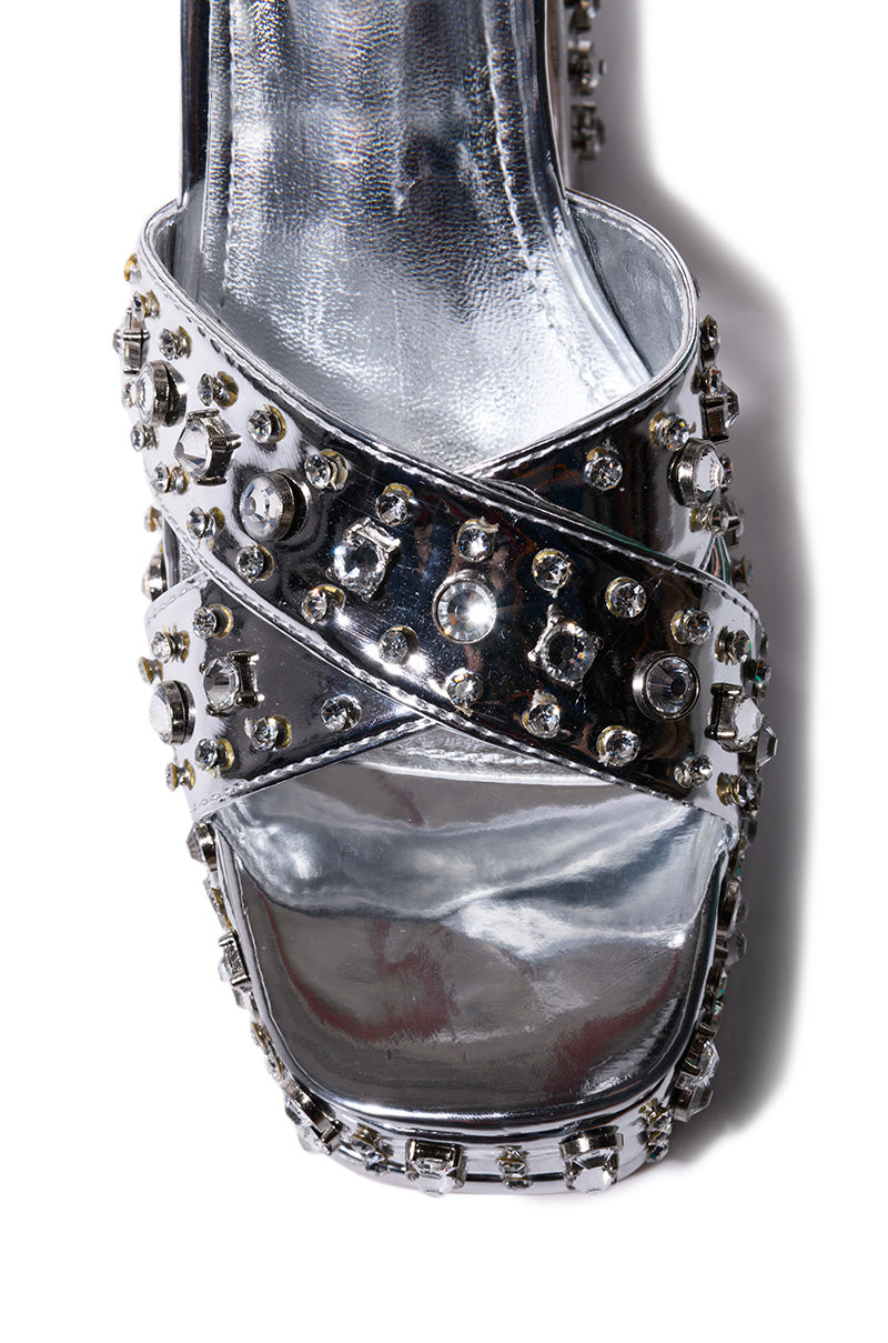 AZALEA WANG FRANCIE EMBELLISHED CHUNKY SANDAL IN SILVER