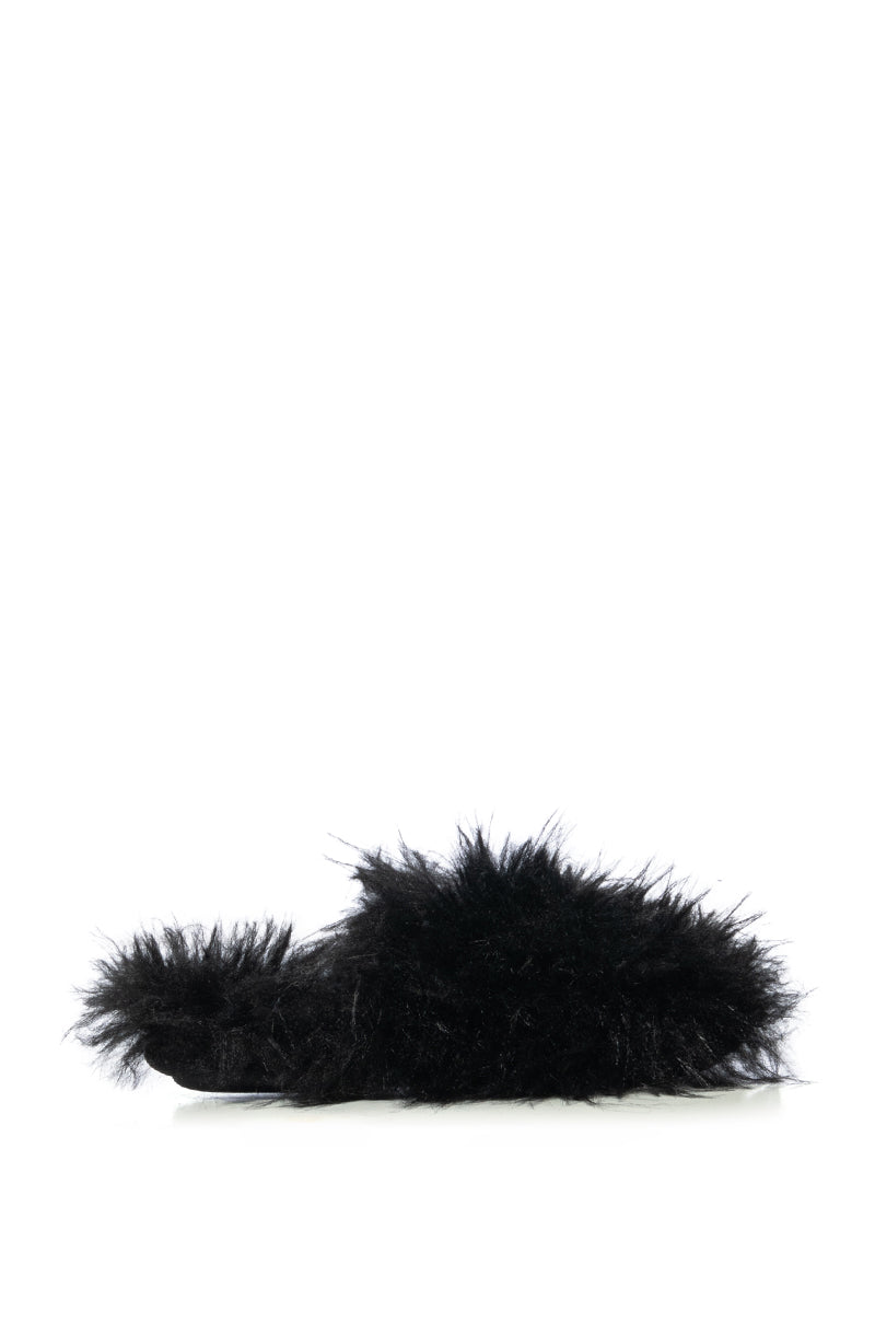 FURRY FUR SLIPPERS IN BLACK