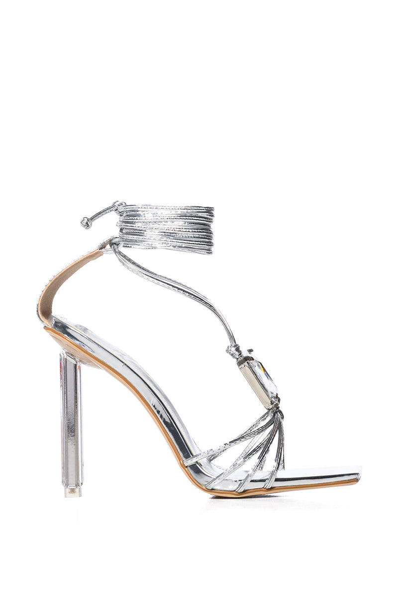 AZALEA WANG FUNDAMENTAL LOVE GEM CENTER SANDAL IN SILVER