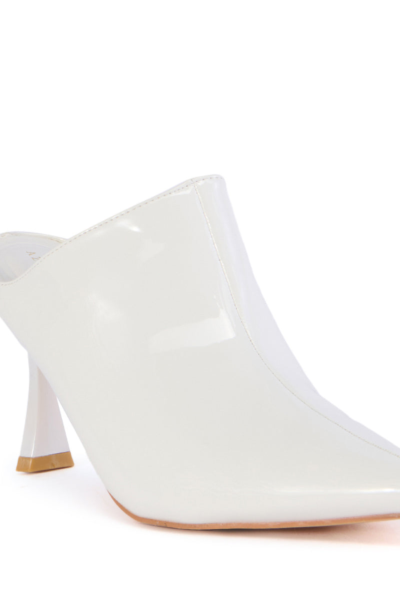 AZALEA WANG SAKURA WHITE MULE PUMP