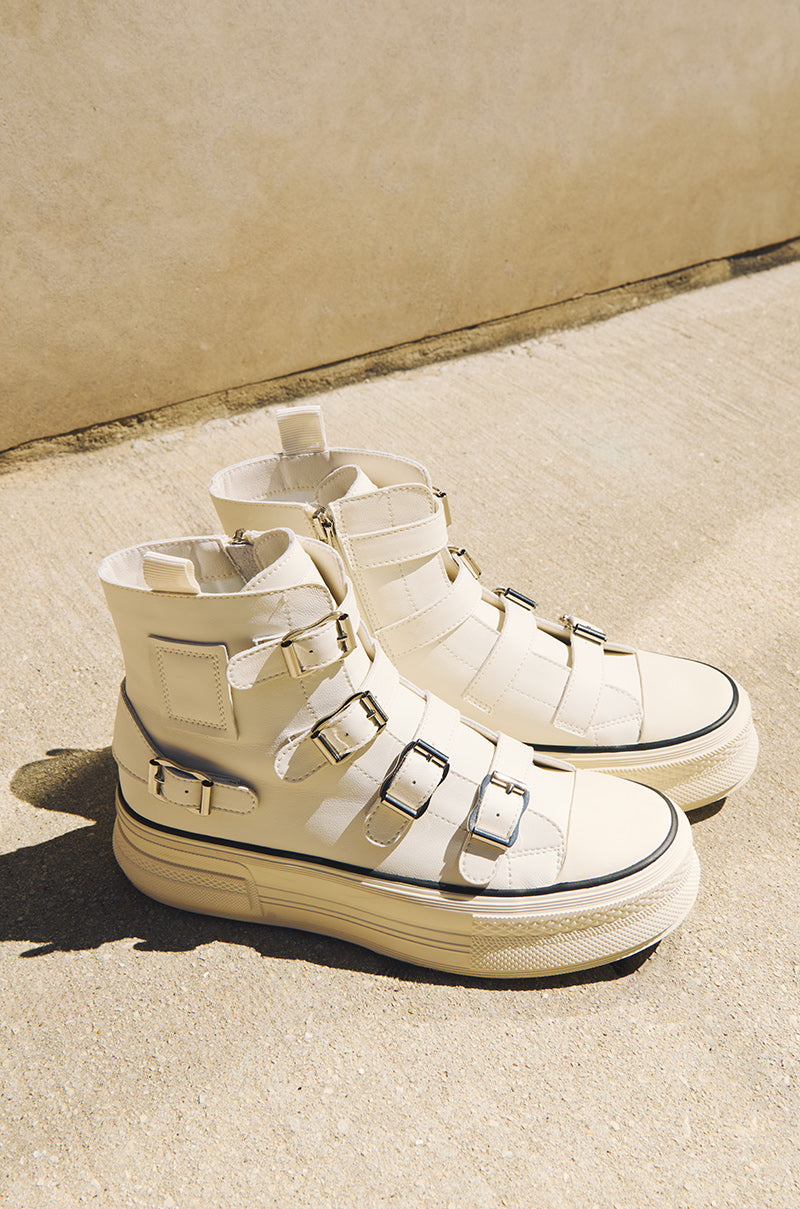 AZALEA WANG TARTLET BUCKLE WHITE SNEAKER