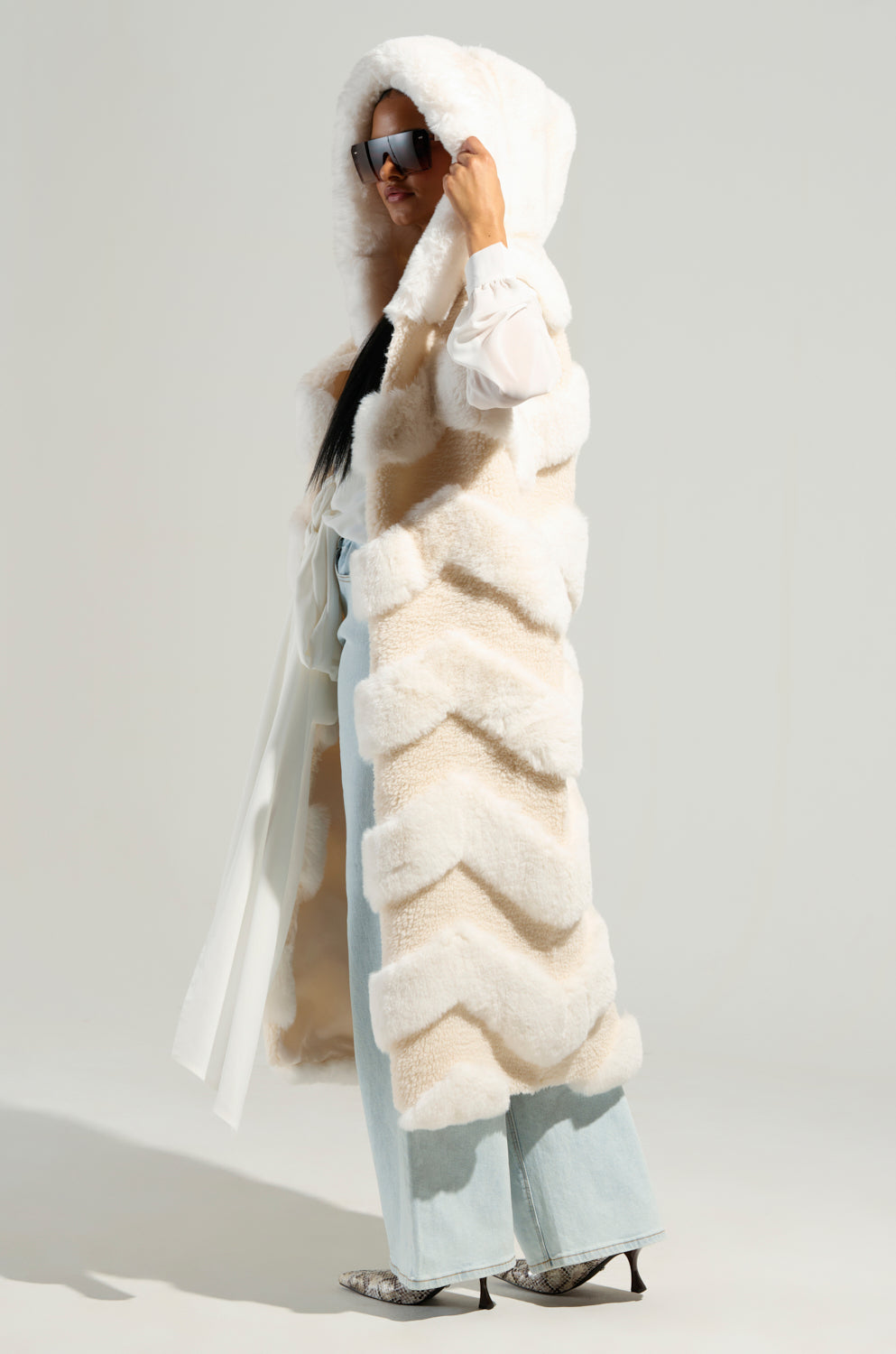 JEMI MIX MATERIAL FAUX FUR VEST IN IVORY