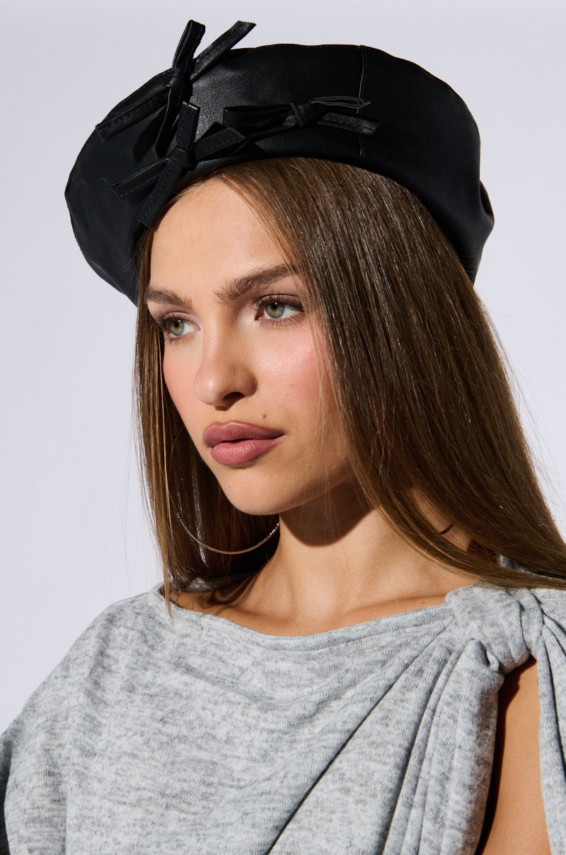 PRETTY IN PU BOW BERET