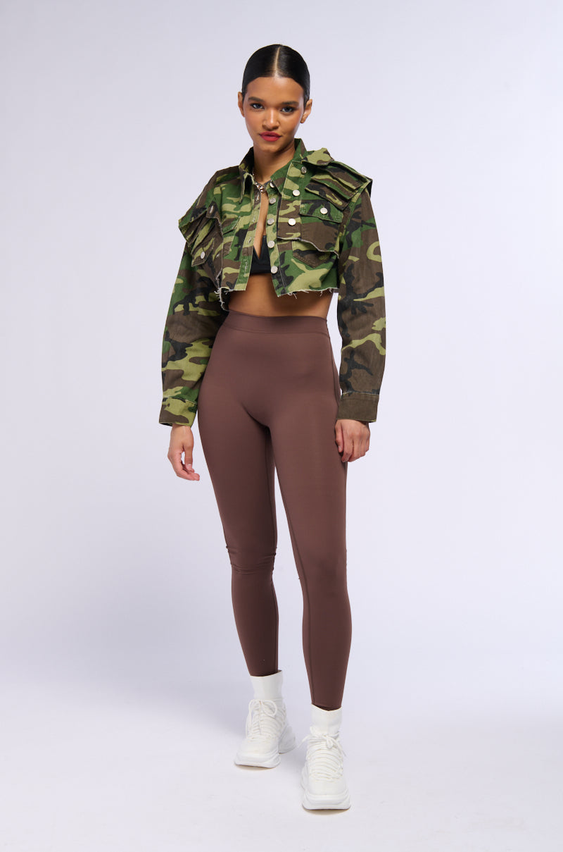 ON THE RUN RUCHED LEGGING IN BROWN