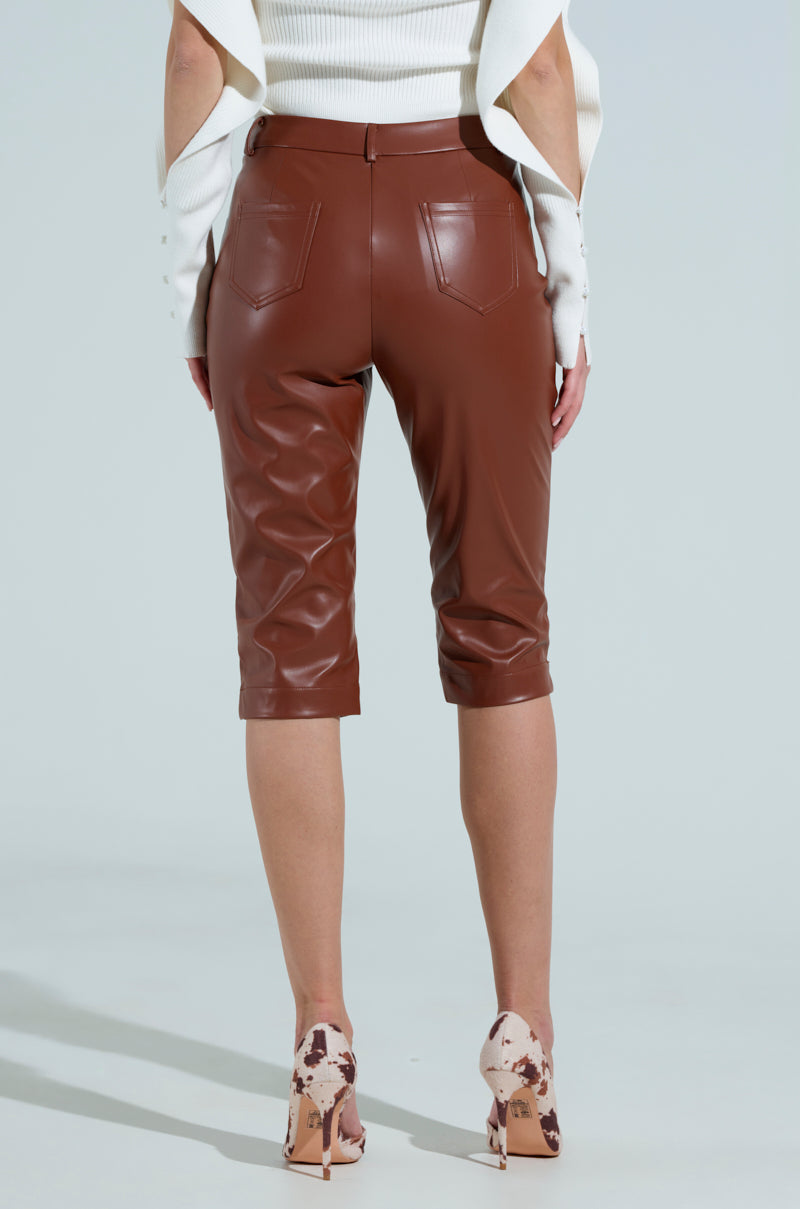 SAMANTHA FAUX LEATHER CAPRI PANTS IN BROWN