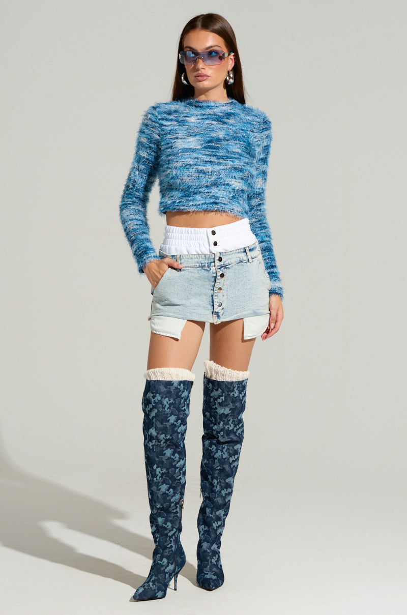 BIG FUZZY ENERGY CROPPED SWEATER IN BLUE