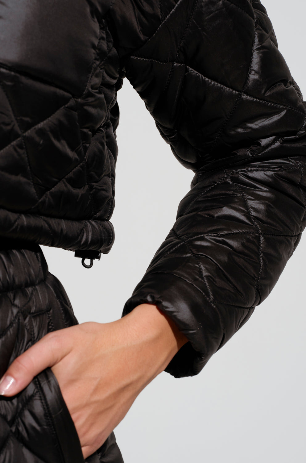 VIVI CROPPED PUFFER BOMBER IN BLACK