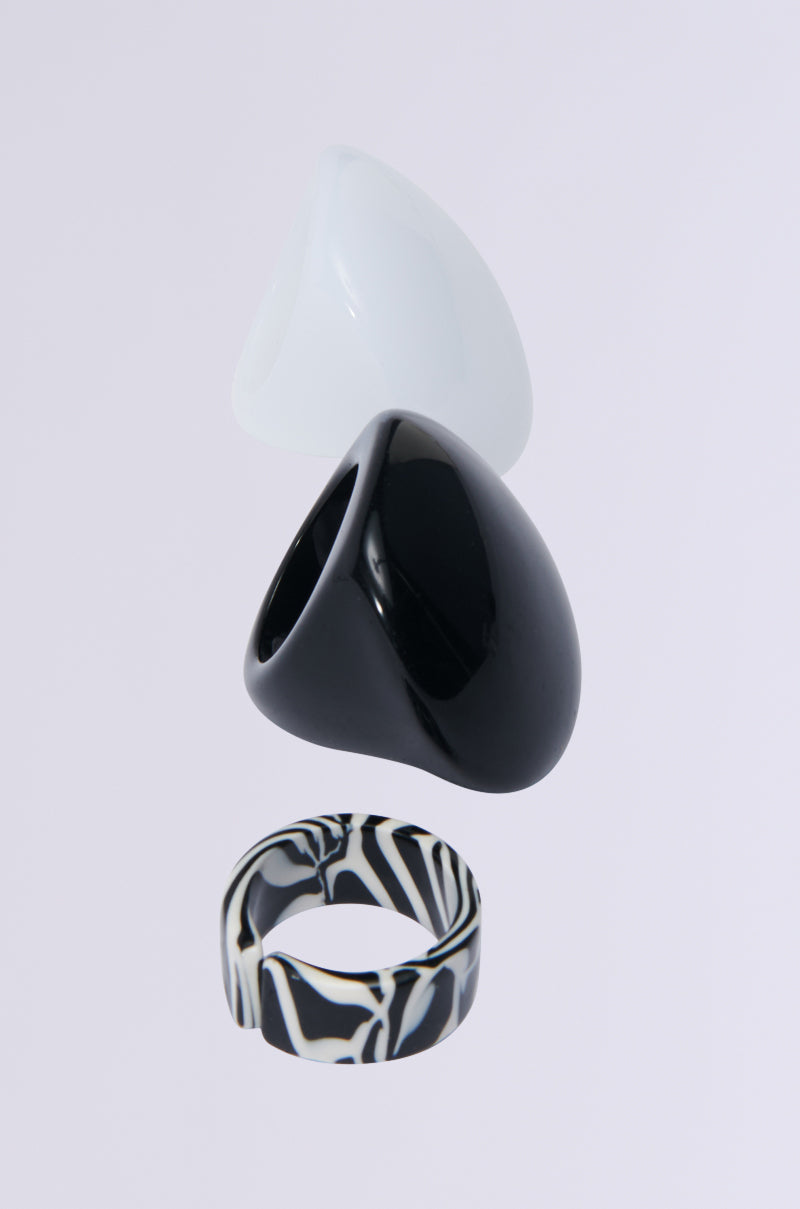 ITS BLACK AND WHITE RING SET