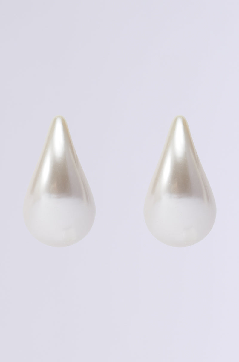 PEARLESCENT VIBES STATEMENT EARRING