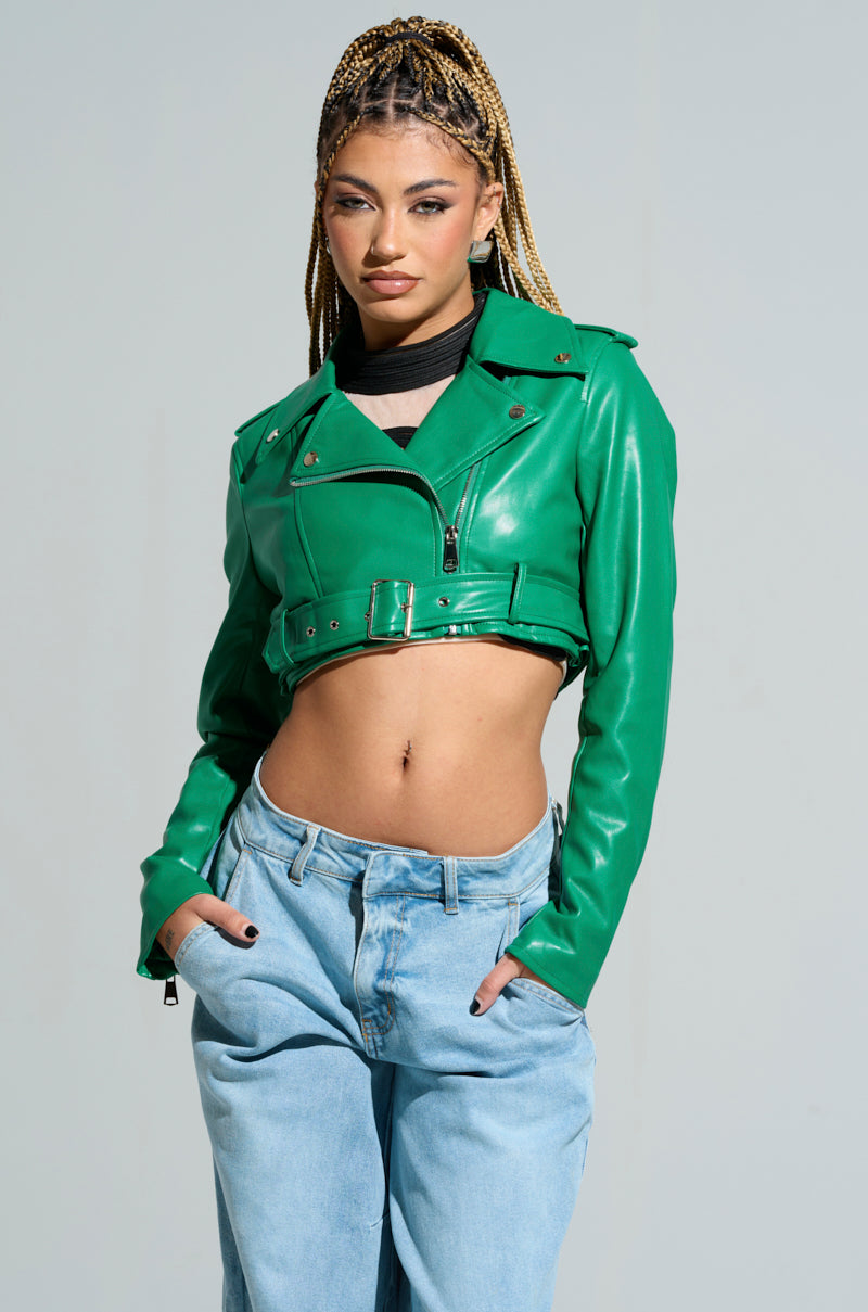 TRIO ESSENTIAL CROPPED MOTO IN GREEN