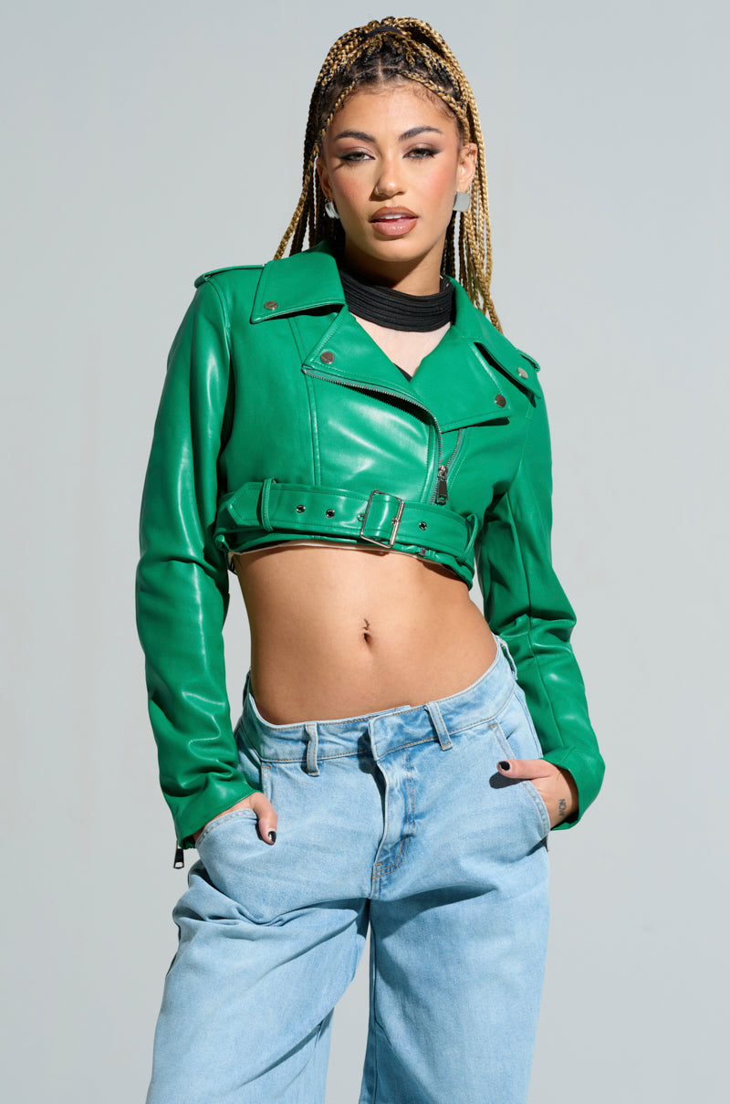 TRIO ESSENTIAL CROPPED MOTO IN GREEN