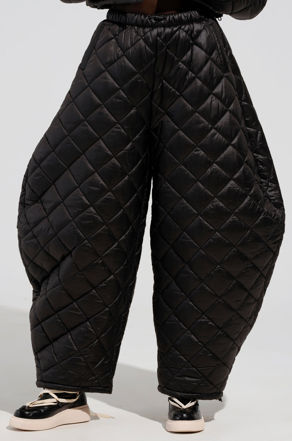 VIVI OVERSIZED PUFFER PANTS IN BLACK