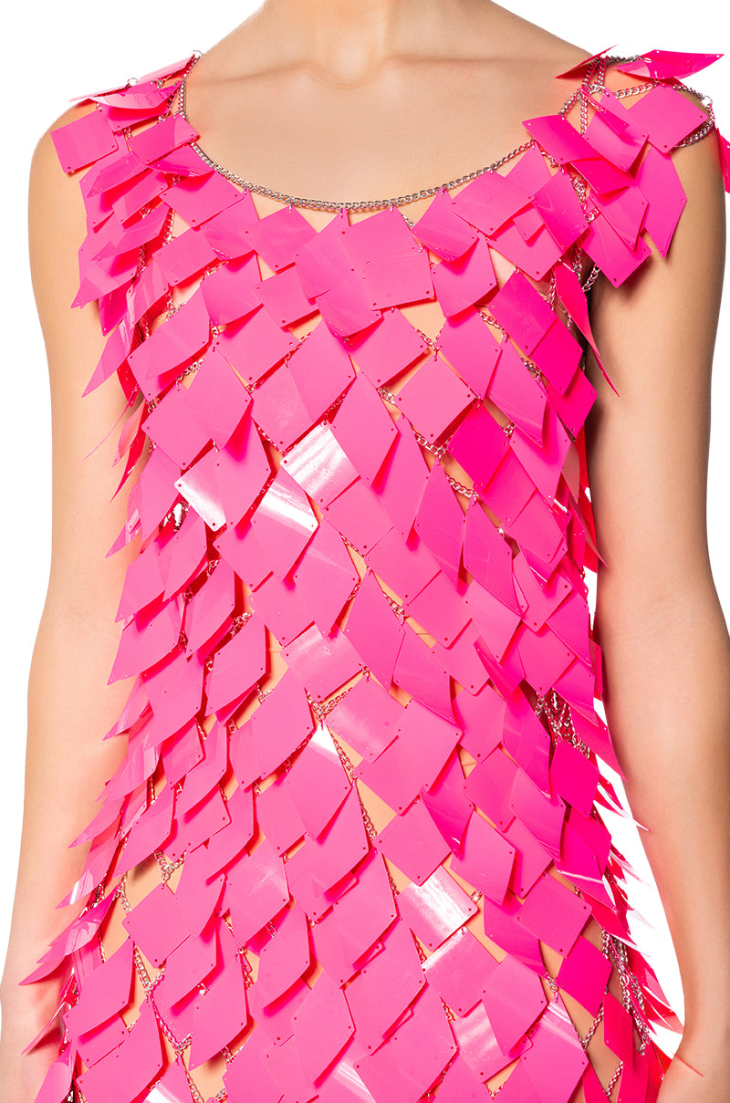 ITS A PARTY SEQUIN CHAIN MINI DRESS IN FUCHSIA